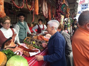 Azokako erakusmahaietako bat