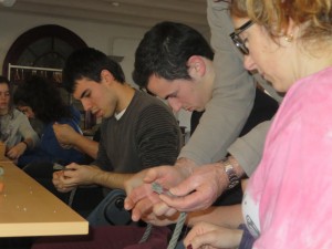 Ikasleak sokaren punta lotzeko lanetan