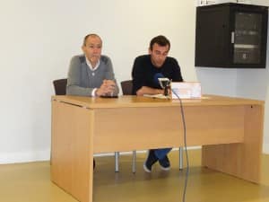 Izarto Bermeo plataformako kideak. Eskuman, Iker Aguado zinegotzia.