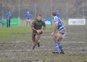 Etengabeko euriak eta zelaian pilaturiko basatzak baldintzatu zuten neurketa. Argazkia: Gernika Rugby Taldea.