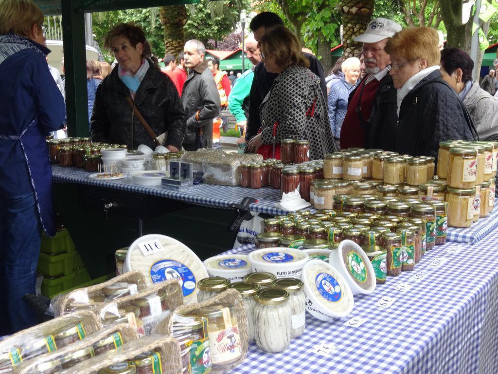 Erakusmahai bat, iaz