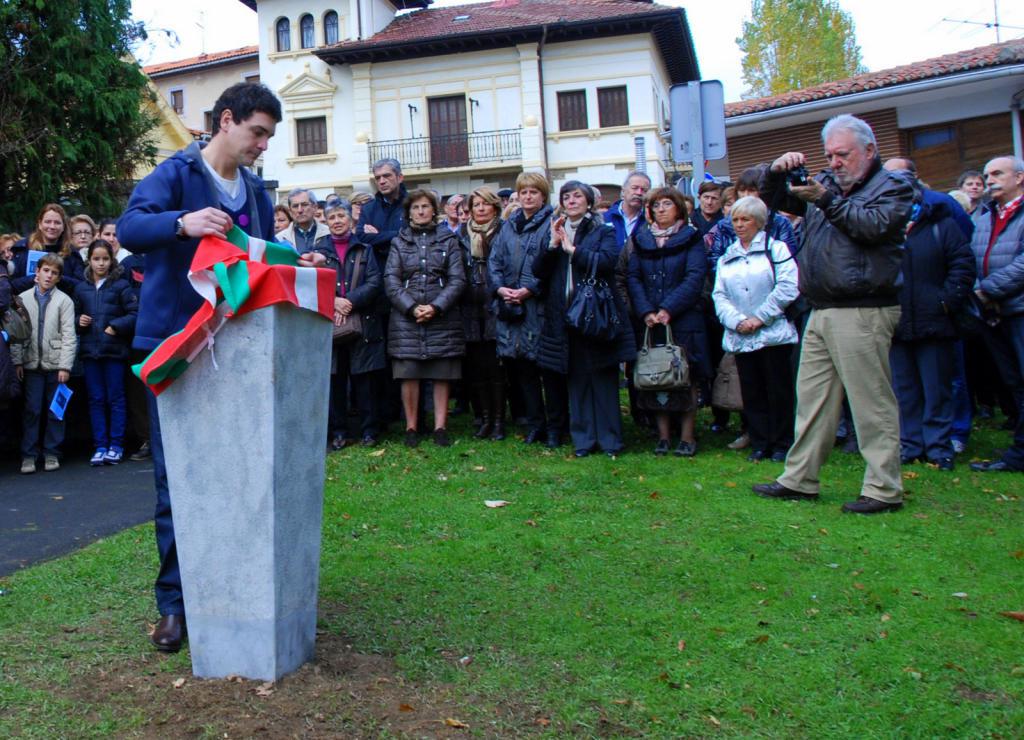 Alejandro Mallonaren omenezko monolitoa inaguratu zuten 2012an bere izena daraman parkean