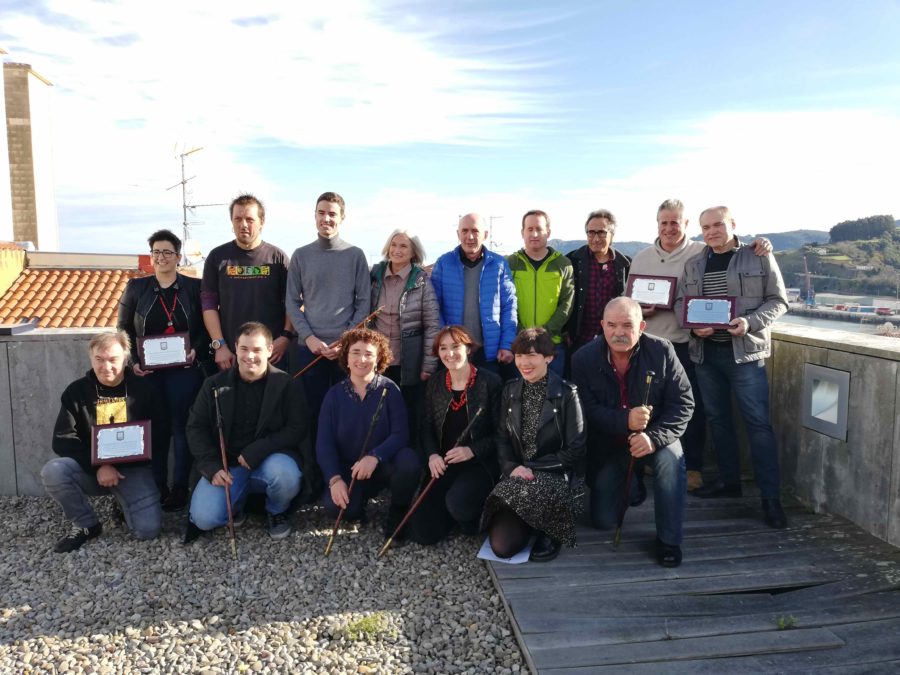 Bermeoko auzo alkateak makilak hartzen