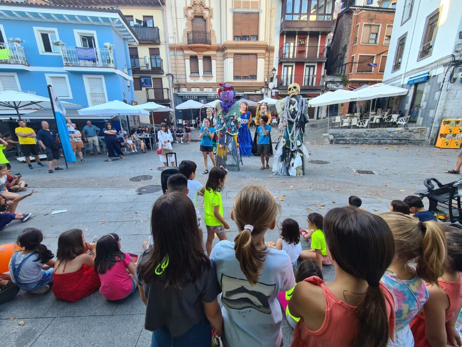 Mater ontziko erraldoien kalejira eta antzerkia Bermeo