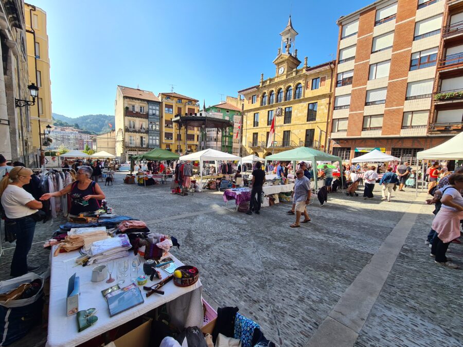 Merkatu txikia Goiko Plazan Bermeo