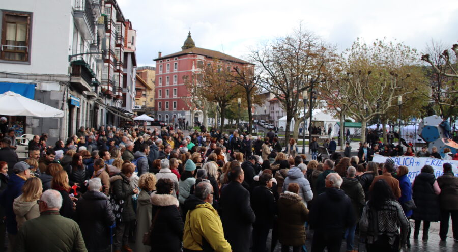 Salicako langileak manifestazioa ergin dute ABEEEa ezarriko diotela salatzeko.