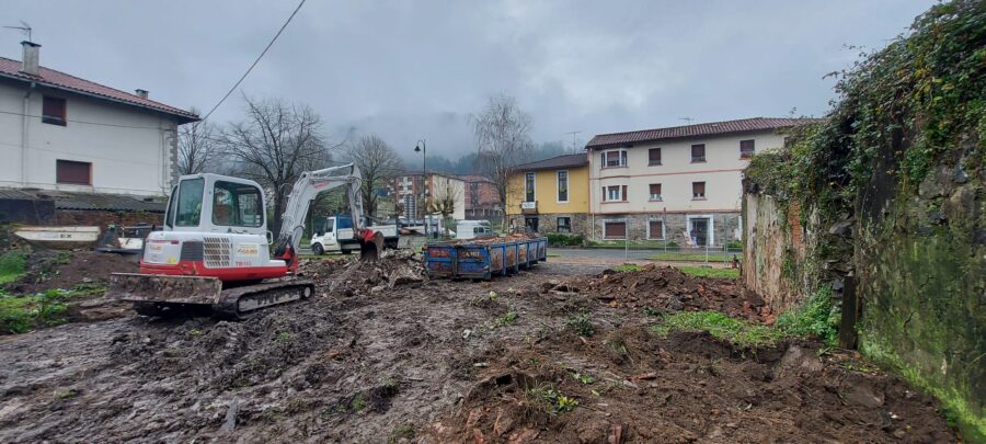 rreka naturalizatu eta espazio publiko berri bat sortzeko lanak abiarazi dituzte Foruan. Karlos Gangoiti kalean uholdeekin izaten dituzten arazoak konpondu nahi ditu udalak, eta ia 900 metro karratuko espazio berdea sortzea erabaki dute. 