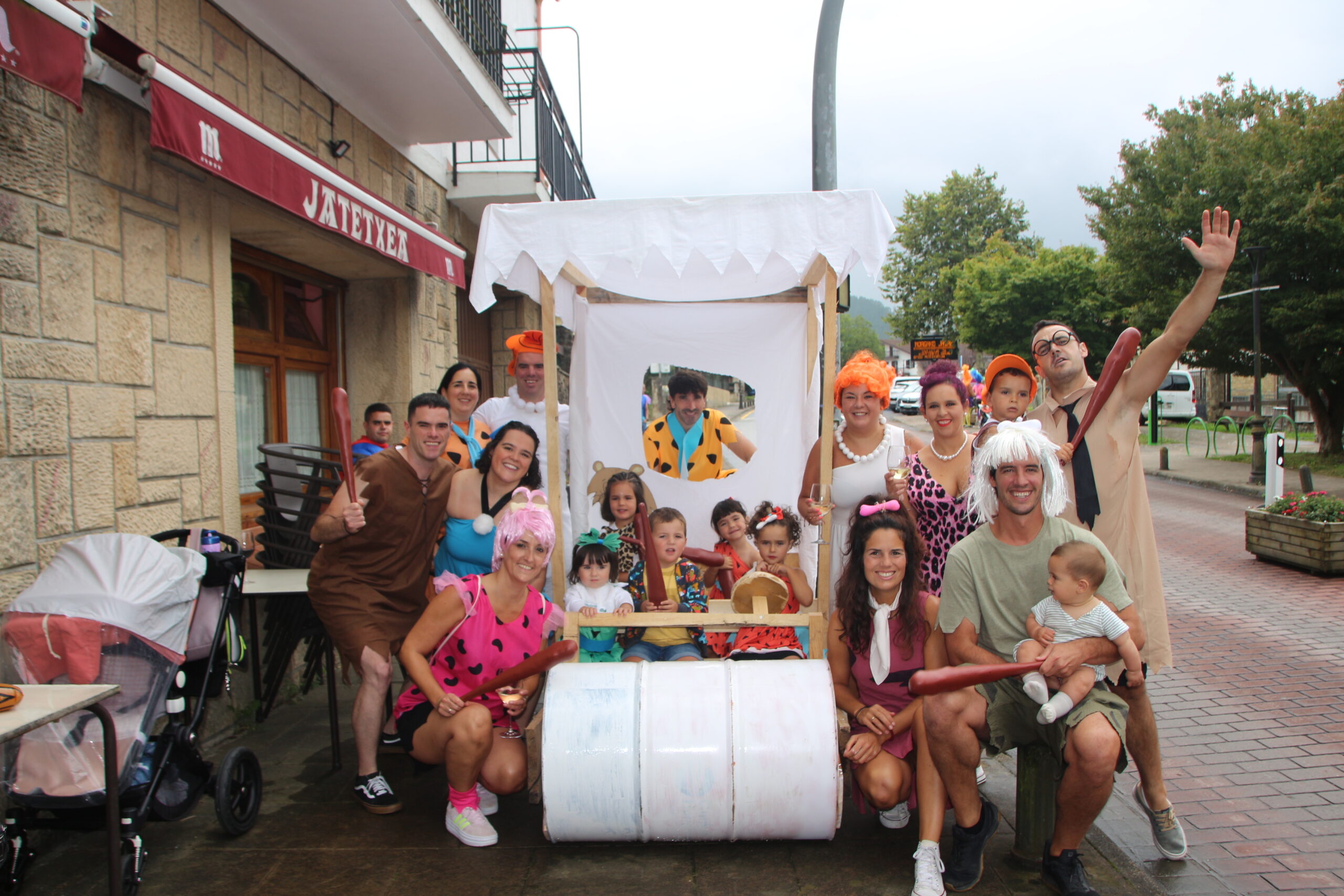 Uztaileko festa giroa luzatzera datoz Santiago eta Santa Ana jaiak