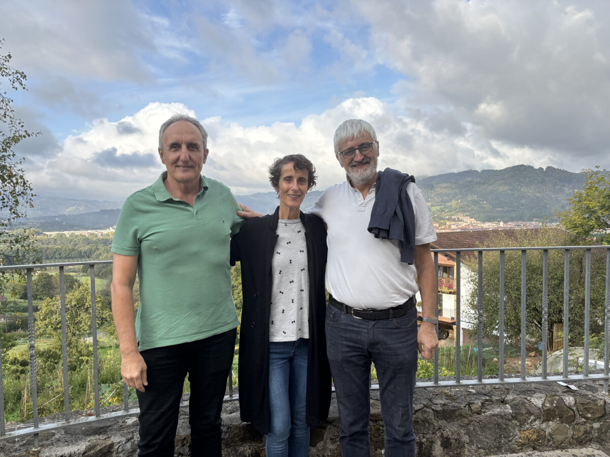 Koldo Kortabitarte Maierreko presidentea, Mirenlur Santiago Lointek Gernikako Marketin arduraduna eta Koldo Karbonell Ajangizko alkatea gaurko (urriak 9) Open Day jardunaldiaren aurkezpenean.