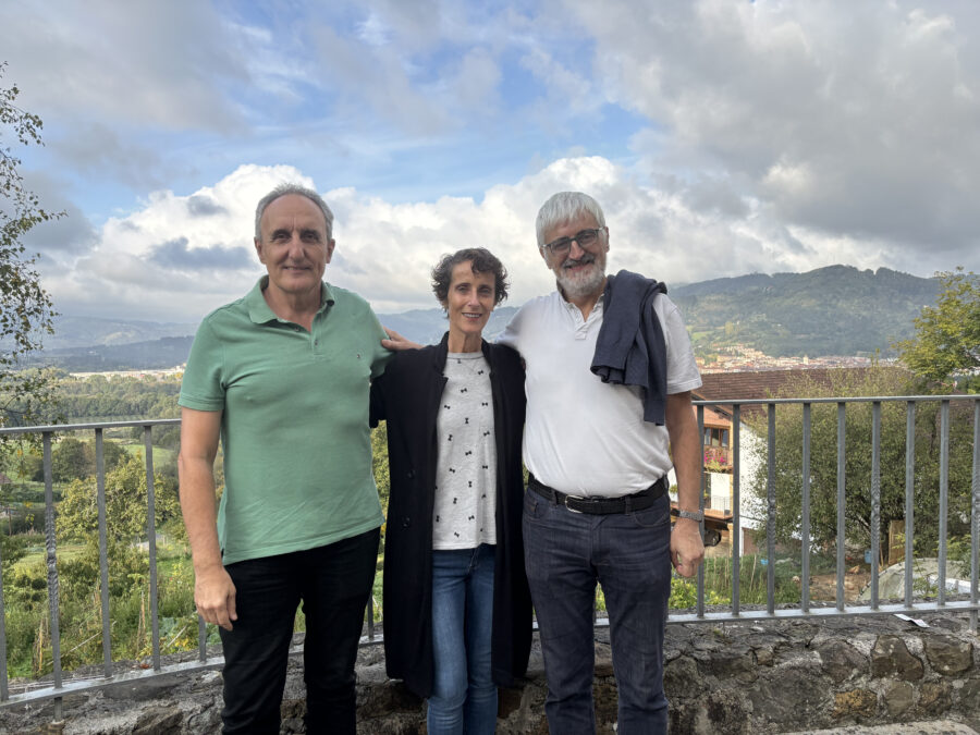 Koldo Kortabitarte Maierreko presidentea, Mirenlur Santiago Lointek Gernikako Marketin arduraduna eta Koldo Karbonell Ajangizko alkatea gaurko (urriak 9) Open Day jardunaldiaren aurkezpenean.