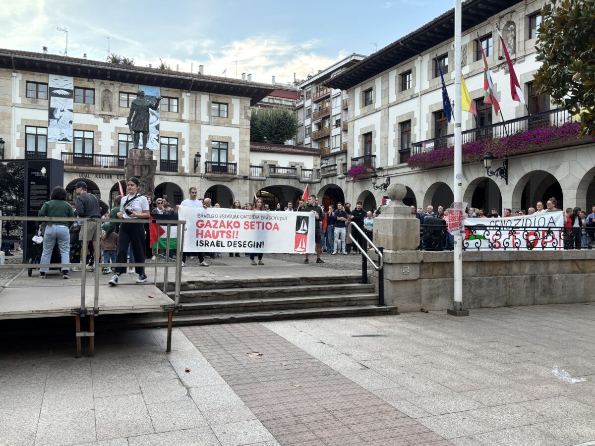 Palestinaren aldeko elkarretaratzea Gernikako udaletxe aurrean