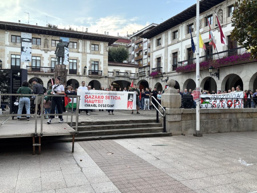 Palestinaren aldeko elkarretaratzea Gernikako udaletxe aurrean