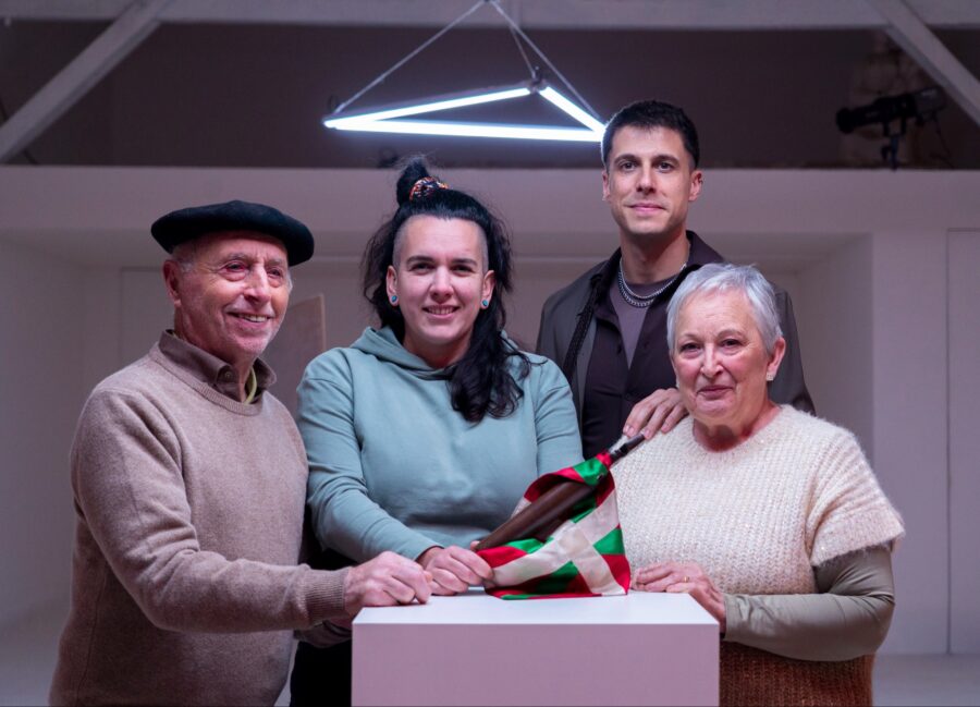 Erramun Martikorena, Ane Elordi, Pello Reparaz eta Maixux Zugarramurdi 24. Korrikaren 'Xiberutikan Mendebaldera' kantuaren aurkezpenean.