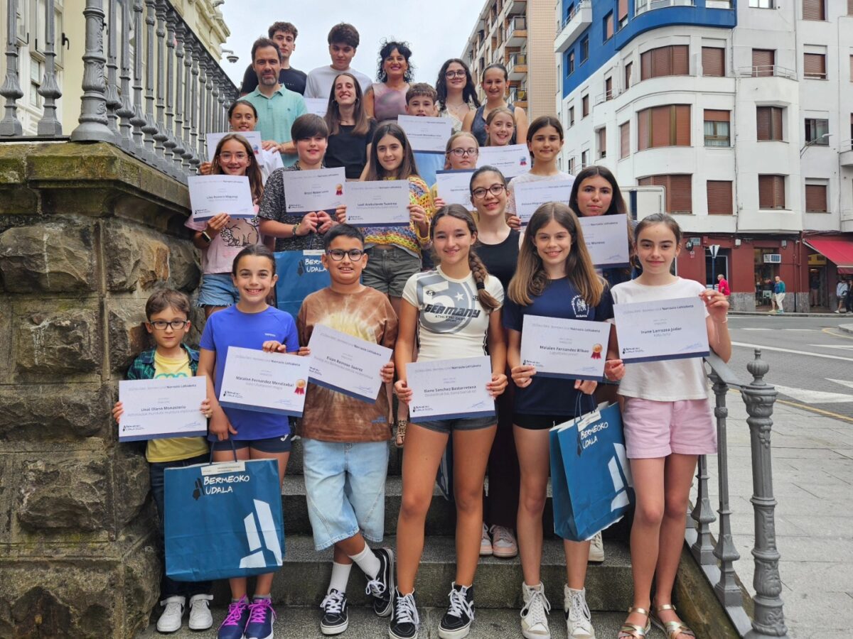 Aurtengo Bermeo Uria Narrazio Lehiaketa saridunak diplomekin, Nestor Basterretxea aretoan.
