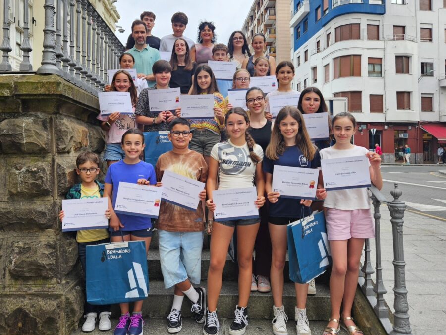 Aurtengo Bermeo Uria Narrazio Lehiaketa saridunak diplomekin, Nestor Basterretxea aretoan.