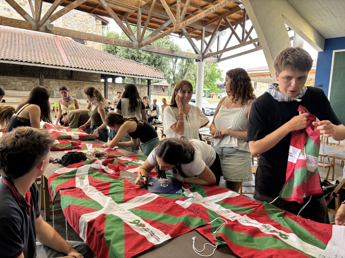 Gaztemunduri Ateak Ireki