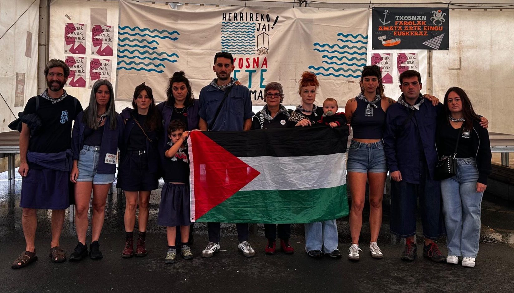 Jaiak aldarrikapen plaza bihurtu, eta Palestinaren aldeko mezua zabaldu dute txosnakideek
